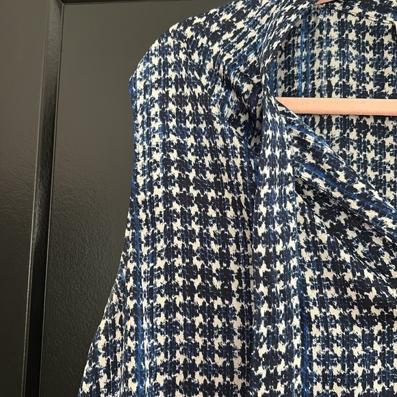 Tahari Blue & White Patterned Sleeveless Buttoned Blouse w/Tie in Front. Size 1X - Picture 4 of 11